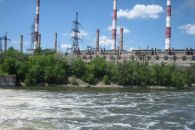 Говорят что здесь можно легко поймать крупную рыбу. Вода насыщена кислородом, а поток воды
вымывает из земли всяких жучков - которыми питается рыба.