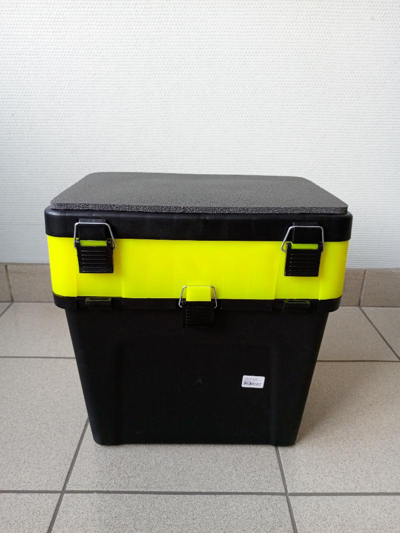 Ящик зимний черно-желтый ТРИ КИТА (4+4 отделения для приманок) (380*360*240)
